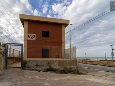 Andiamo avanti e sulla destra raggiungiamo una vecchia casa cantoniera color mattone...